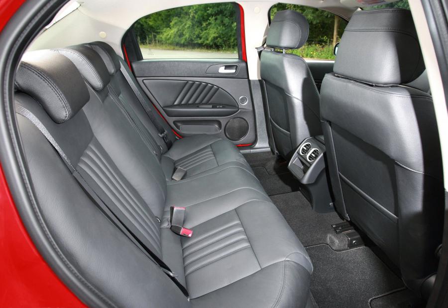 Интерьер Alfa Romeo 159 (939A) 2008 года  (UK) (фото 8 из 12)